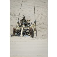 Des commandos sticks actions spéciales (SAS) progressent à bord d'un véhicule de patrouille spéciale de deuxième génération (VPS 2) pour un exercice de franchissement à Bayonne.