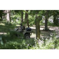 Un commando sticks actions spéciales (SAS) conduit un quad MV850 en milieu forestier pour un exercice de franchissement à Bayonne.