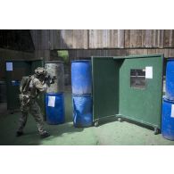 Un commando du 1er régiment parachutiste d'infanterie de marine (1er RPIMa) tire en mouvement au fusil d'assaut HK 416 à Bayonne.
