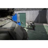 Des commandos du 1er régiment parachutiste d'infanterie de marine (1er RPIMa) progressent sur le champ de tir à Bayonne.