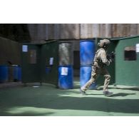 Un commando du 1er régiment parachutiste d'infanterie de marine (1er RPIMa) tire en mouvement au fusil d'assaut HK 416 à Bayonne.