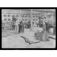 Dunkerque. Ecole pratique de commerce et d’industrie, transformée en usine de guerre. Atelier de fabrication des torpilles aériennes. [légende d’origine]