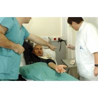 Hospitalisations et soins avec le médecin chef du GMC à Mitrovica.