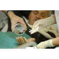 Hospitalisations et soins avec le médecin chef du GMC à Mitrovica.