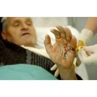 Hospitalisations et soins avec le médecin chef du GMC à Mitrovica.