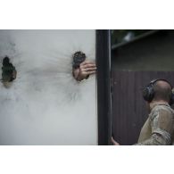 Un groupe de commandos du 1er régiment parachutiste d'infanterie de marine (1er RPIMa) suivent un exercice d'ouverture de porte par explosif à Bayonne.