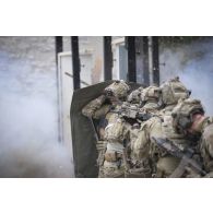 Un groupe de commandos du 1er régiment parachutiste d'infanterie de marine (1er RPIMa) s'exerce à l'ouverture de porte par explosif à Bayonne.