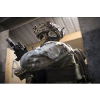 Un commando du 1er régiment parachutiste d'infanterie de marine (1er RPIMa) progresse dans un bâtiment lors d'un exercice à Bayonne.