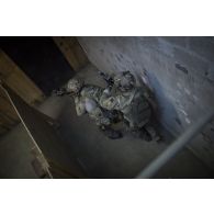 Un binôme du 1er régiment parachutiste d'infanterie de marine (1er RPIMa) progresse dans un bâtiment lors d'un exercice à Bayonne.