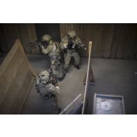 Un groupe de commandos du 1er régiment parachutiste d'infanterie de marine (1er RPIMa) progresse dans un bâtiment lors d'un exercice à Bayonne.