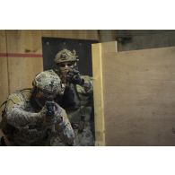 Des commandos du 1er régiment parachutiste d'infanterie de marine (1er RPIMa) progressent dans un bâtiment lors d'un exercice à Bayonne.