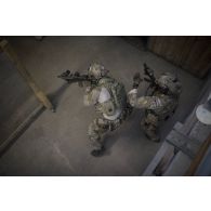 Des commandos du 1er régiment parachutiste d'infanterie de marine (1er RPIMa) progressent dans un bâtiment lors d'un exercice à Bayonne.