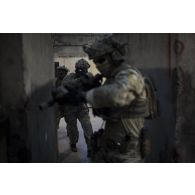 Un groupe de commandos du 1er régiment parachutiste d'infanterie de marine (1er RPIMa) progresse dans un bâtiment lors d'un exercice à Bayonne.
