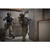 Un binôme de commandos du 1er régiment parachutiste d'infanterie de marine (1er RPIMa) progresse dans un bâtiment lors d'un exercice à Bayonne.