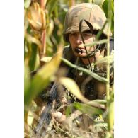 Portrait de militaires italiens en position de tir et en communication par téléphone de campagne.