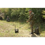 Portrait de militaires italiens en position de tir et en communication par téléphone de campagne.