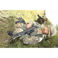 Portrait de militaires italiens en position de tir et en communication par téléphone de campagne.