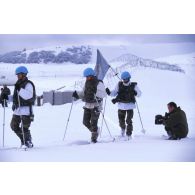 Un adjudant de l'ECPA filme des chasseurs alpins aux couleurs de l'ONU en raquettes dans la neige lors d'une mission de reportage en ex-Yougoslavie.