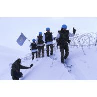 Un adjudant de l'ECPA enregistre au micro la progression d'une colonne de chasseurs alpins de la FORPRONU dans la neige lors d'un reportage en ex-Yougoslavie.