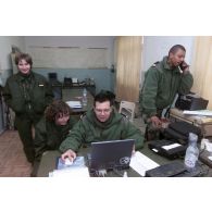 Le détachement du 1er RTP (régiment du train parachutiste) du GTO organise et affrète les avions à l'aéroport de Douchanbé. Personnels dans un bureau, dont deux convoyeuses de l'Air et deux capitaines.