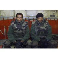 Portrait dans l'avion de transport Transall C-160 entre Douchanbé et Mazar e Charif lors de la visite du général de division aérienne, sous-chef d'état-major Opérations de l'EMA (état-major des armées).