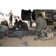 Des marsouins du régiment d'infanterie-chars de marine (RICM) écrivent un courrier pour leurs proches sur le camp de Tessalit, au Mali.