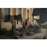 Un para du 1er régiment de chasseurs parachutistes (1er RCP) bivouaque sur le camp de Kidal, au Mali.