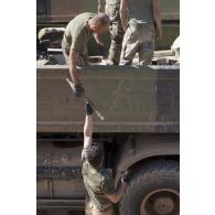 Un soldat récupère une roquette pour RPG-7 à Tessalit, au Mali.