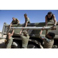Des soldats déchargent une roquette prise aux terroristes depuis la benne d'un camion à Tessalit, au Mali.