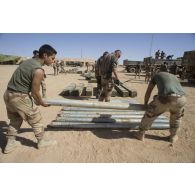 Des soldats réunissent des roquettes prises aux terroristes à Tessalit, au Mali.