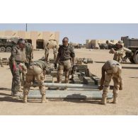 Des soldats réunissent des roquettes prises aux terroristes à Tessalit, au Mali.