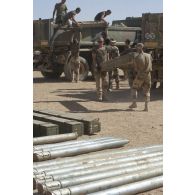 Des soldats déchargent une caisse de munitions prises aux terroristes à Tessalit, au Mali.