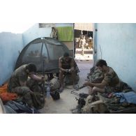 Des marsouins du 2e régiment d'infanterie de marine (2e RIMa) nettoient leur armement sur le camp de Tessalit, au Mali.