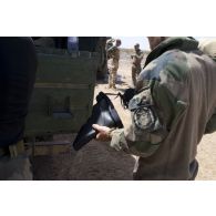 Un marsouin du 2e régiment d'infanterie de marine (2e RIMa) perçoit des rangers neuves en vallée d'Arherebba, au Mali.