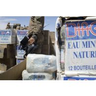 Un marsouin du 2e régiment d'infanterie de marine (2e RIMa) perçoit des rangers neuves en vallée d'Arherebba, au Mali.