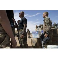 Des marsouins du 2e régiment d'infanterie de marine (2e RIMa) perçoivent des rangers neuves en vallée d'Arherebba, au Mali.