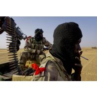 Des soldats maliens profitent d'une pause à l'arrière de leur pick-up à Bourem, au Mali.