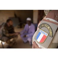 Des agents civilo-militaires discutent avec un entrepreneur prestataire de la force Barkhane à Gossi, au Mali.