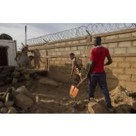 Des instructeurs encadrent une formation sur la construction de défense auprès de stagiaires burkinabè à Dori, au Burkina Faso.