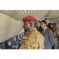 L'ambassadeur Xavier Lapeyre de Cabanes visite un module sanitaire burkinabè à Dori, au Burkina Faso.