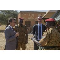 L'ambassadeur Xavier Lapeyre de Cabanes visite un module sanitaire burkinabè à Dori, au Burkina Faso.