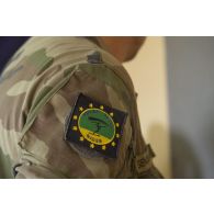 Patch de l'European capacity (EUCAP) sur l'épaule d'un gendarme à Ouallam, au Niger.