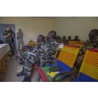 Des gendarmes encadrent des soldats nigériens pour une formation à Ouallam, au Niger.