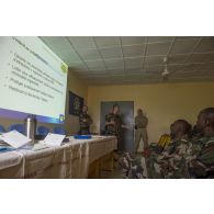 Des gendarmes encadrent des soldats nigériens pour une formation à Ouallam, au Niger.