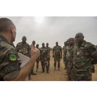 Un gendarme encadre des soldats nigériens pour une formation à Ouallam, au Niger.