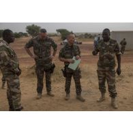 Des gendarmes encadrent la formation de soldats nigériens à Ouallam, au Niger.