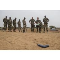 Des gendarmes encadrent la formation de soldats nigériens à Ouallam, au Niger.