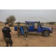 Un gendarme encadre des soldats nigériens pour une formation à Ouallam, au Niger.