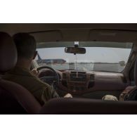 Des pilotes du groupe de ravitaillement en vol (GRV) 2/91 Bretagne rejoignent leur avion Boeing C-135 FR en stationnement sur la base aérienne de Niamey, au Niger.