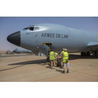 L'équipage d'un avion Boeing C-135 FR s'apprête à partir en mission à Niamey, au Niger.